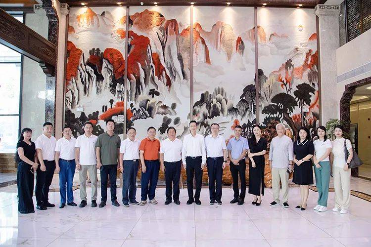 福建省政协原副主席、海峡两岸茶业交流协会会长林钟乐莅临理想华莱调研