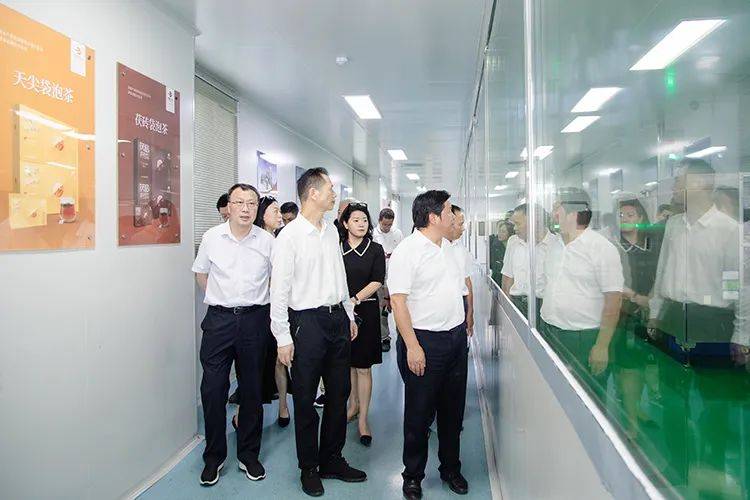 福建省政协原副主席、海峡两岸茶业交流协会会长林钟乐莅临理想华莱调研