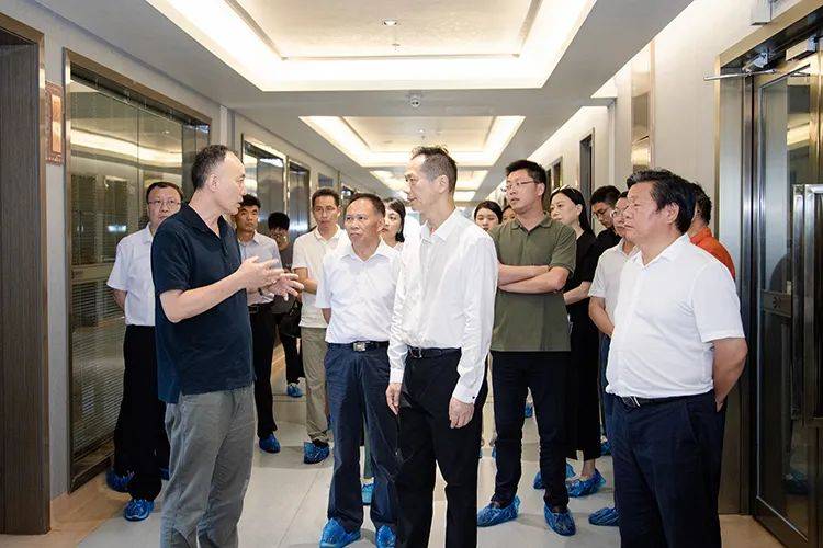 福建省政协原副主席、海峡两岸茶业交流协会会长林钟乐莅临理想华莱调研