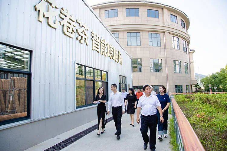 福建省政协原副主席、海峡两岸茶业交流协会会长林钟乐莅临理想华莱调研