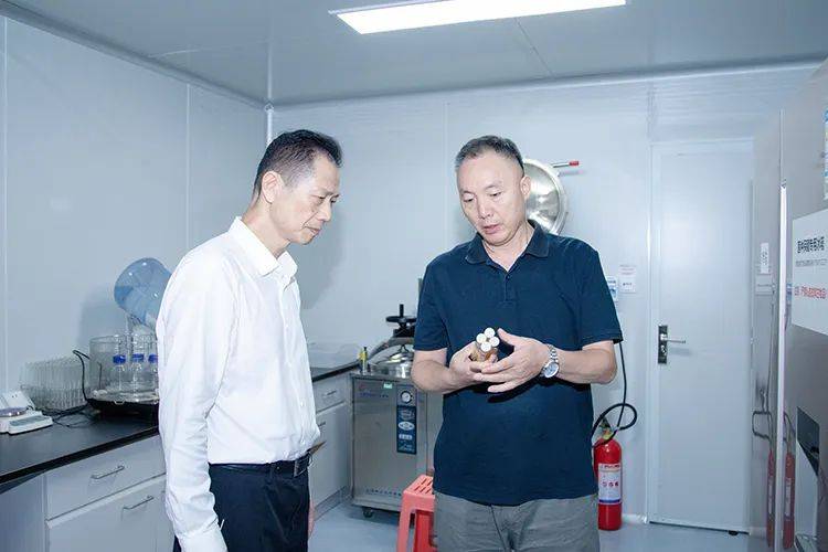 福建省政协原副主席、海峡两岸茶业交流协会会长林钟乐莅临理想华莱调研