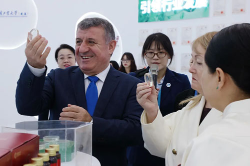 阿尔巴尼亚、摩尔多瓦外交官莅临参观安然