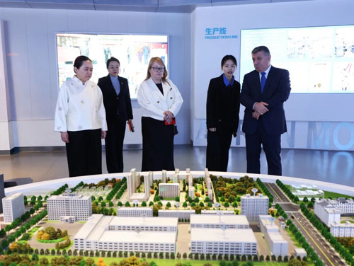 阿尔巴尼亚、摩尔多瓦外交官莅临参观安然