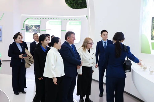 阿尔巴尼亚、摩尔多瓦外交官莅临参观安然